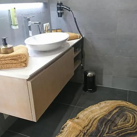 公寓 Vip Deluxe 107qm Auf Zwei Etagen 1 Dopplezimmer Eg 1 Doppelzimmer Auf Der Galerie Sowie 2 Badezimmer Und Komplette Kueche Mit Mikrowelle Und Backofen Ideal Fuer 1 Bis 6 Gaeste Direkter Blick Auf Garten Und Bergblick Alles Nur Nicht 0815 *
