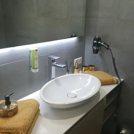 Vip Deluxe 107qm Auf Zwei Etagen 1 Dopplezimmer Eg 1 Doppelzimmer Auf Der Galerie Sowie 2 Badezimmer Und Komplette Kueche Mit Mikrowelle Und Backofen Ideal Fuer 1 Bis 6 Gaeste Direkter Blick Auf Garten Und Bergblick Alles Nur Nicht 0815 公寓