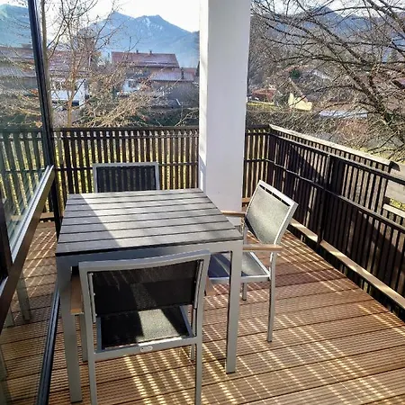 Vip Deluxe 107qm Auf Zwei Etagen 1 Dopplezimmer Eg 1 Doppelzimmer Auf Der Galerie Sowie 2 Badezimmer Und Komplette Kueche Mit Mikrowelle Und Backofen Ideal Fuer 1 Bis 6 Gaeste Direkter Blick Auf Garten Und Bergblick Alles Nur Nicht 0815 施利尔塞