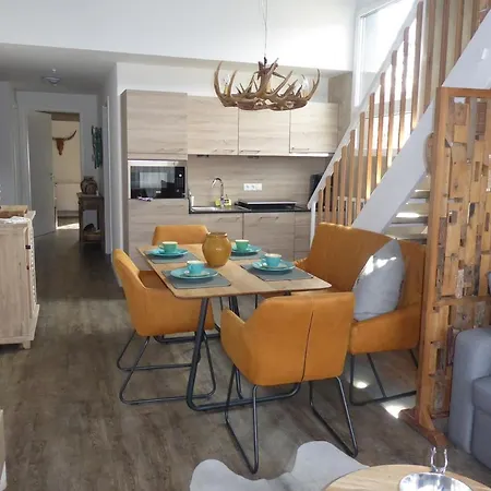 公寓 Vip Deluxe 107qm Auf Zwei Etagen 1 Dopplezimmer Eg 1 Doppelzimmer Auf Der Galerie Sowie 2 Badezimmer Und Komplette Kueche Mit Mikrowelle Und Backofen Ideal Fuer 1 Bis 6 Gaeste Direkter Blick Auf Garten Und Bergblick Alles Nur Nicht 0815 施利尔塞