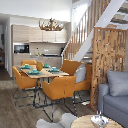 Vip Deluxe 107qm Auf Zwei Etagen 1 Dopplezimmer Eg 1 Doppelzimmer Auf Der Galerie Sowie 2 Badezimmer Und Komplette Kueche Mit Mikrowelle Und Backofen Ideal Fuer 1 Bis 6 Gaeste Direkter Blick Auf Garten Und Bergblick Alles Nur Nicht 0815 公寓 *