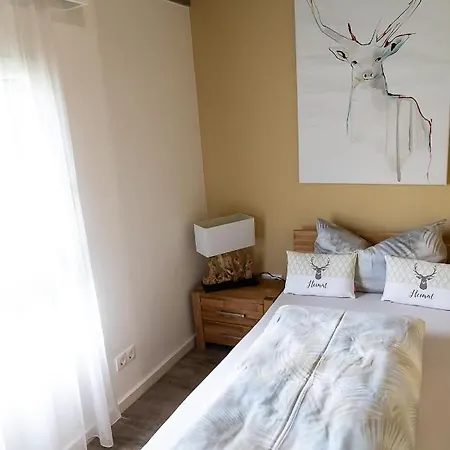 Vip Deluxe 107qm Auf Zwei Etagen 1 Dopplezimmer Eg 1 Doppelzimmer Auf Der Galerie Sowie 2 Badezimmer Und Komplette Kueche Mit Mikrowelle Und Backofen Ideal Fuer 1 Bis 6 Gaeste Direkter Blick Auf Garten Und Bergblick Alles Nur Nicht 0815