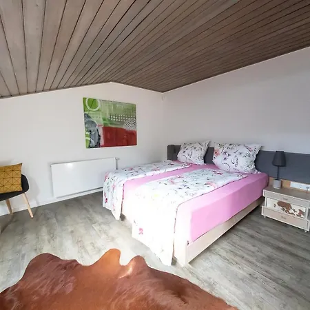Vip Deluxe 107qm Auf Zwei Etagen 1 Dopplezimmer Eg 1 Doppelzimmer Auf Der Galerie Sowie 2 Badezimmer Und Komplette Kueche Mit Mikrowelle Und Backofen Ideal Fuer 1 Bis 6 Gaeste Direkter Blick Auf Garten Und Bergblick Alles Nur Nicht 0815 公寓 施利尔塞