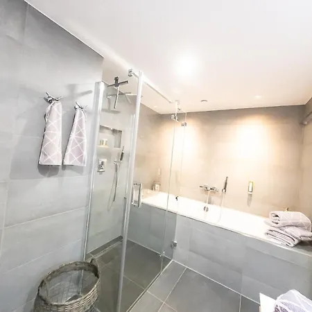 公寓 Vip Deluxe 107qm Auf Zwei Etagen 1 Dopplezimmer Eg 1 Doppelzimmer Auf Der Galerie Sowie 2 Badezimmer Und Komplette Kueche Mit Mikrowelle Und Backofen Ideal Fuer 1 Bis 6 Gaeste Direkter Blick Auf Garten Und Bergblick Alles Nur Nicht 0815