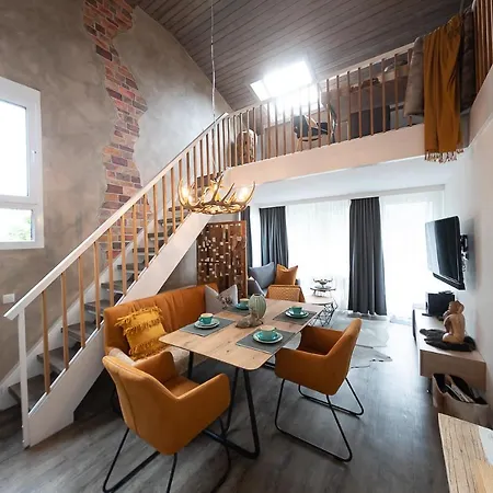 Vip Deluxe 107qm Auf Zwei Etagen 1 Dopplezimmer Eg 1 Doppelzimmer Auf Der Galerie Sowie 2 Badezimmer Und Komplette Kueche Mit Mikrowelle Und Backofen Ideal Fuer 1 Bis 6 Gaeste Direkter Blick Auf Garten Und Bergblick Alles Nur Nicht 0815 *