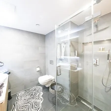 Vip Deluxe 107qm Auf Zwei Etagen 1 Dopplezimmer Eg 1 Doppelzimmer Auf Der Galerie Sowie 2 Badezimmer Und Komplette Kueche Mit Mikrowelle Und Backofen Ideal Fuer 1 Bis 6 Gaeste Direkter Blick Auf Garten Und Bergblick Alles Nur Nicht 0815 *