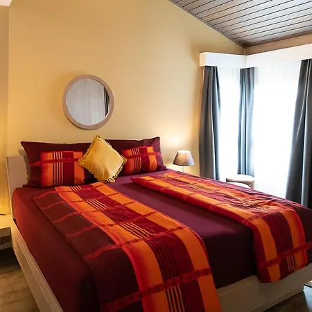 Vip Deluxe 107qm Auf Zwei Etagen 1 Dopplezimmer Eg 1 Doppelzimmer Auf Der Galerie Sowie 2 Badezimmer Und Komplette Kueche Mit Mikrowelle Und Backofen Ideal Fuer 1 Bis 6 Gaeste Direkter Blick Auf Garten Und Bergblick Alles Nur Nicht 0815 *